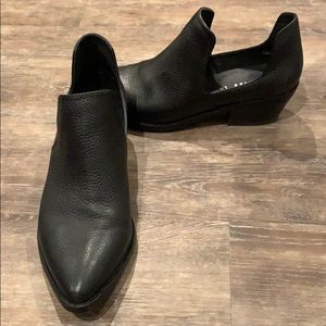 Chinese Laundry cut out short bootie